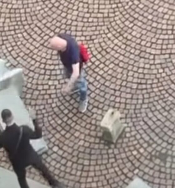 Distruggono le panchine in pietra di piazza Vittorio a Torino, ma un video riprende la scena